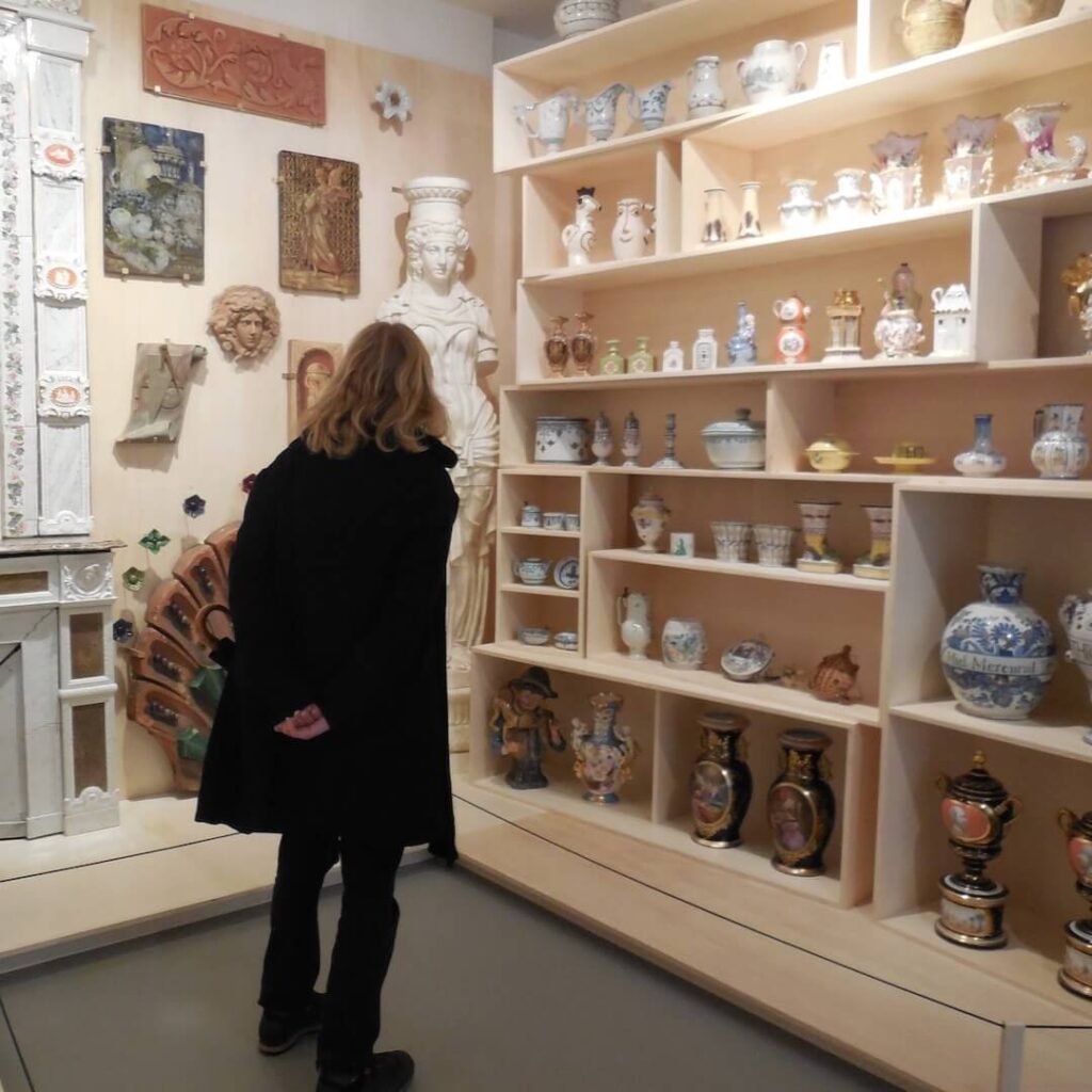 woman in Musée Paul-Dupuy
