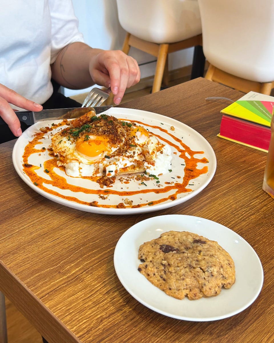 A plate of food on a table, perfect for those seeking the best brunches in Toulouse.